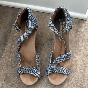 Toms Blue & White Geometric Ankle-Strap Wedge Sandals